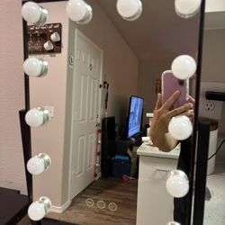 Hollywood Vanity Mirror with LED Lights – Like New