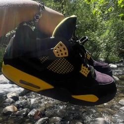 Jordan 4 Thunder