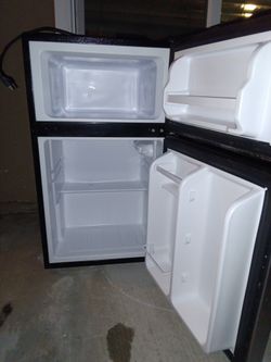 De Venta Un Mini Refri En Muy Buenas Condiciones Y Todo Le https://offerup.com/redirect/?o=RnVuY2lvbmEuVXk= Bien Estoy Pidiendo 40 Dólares