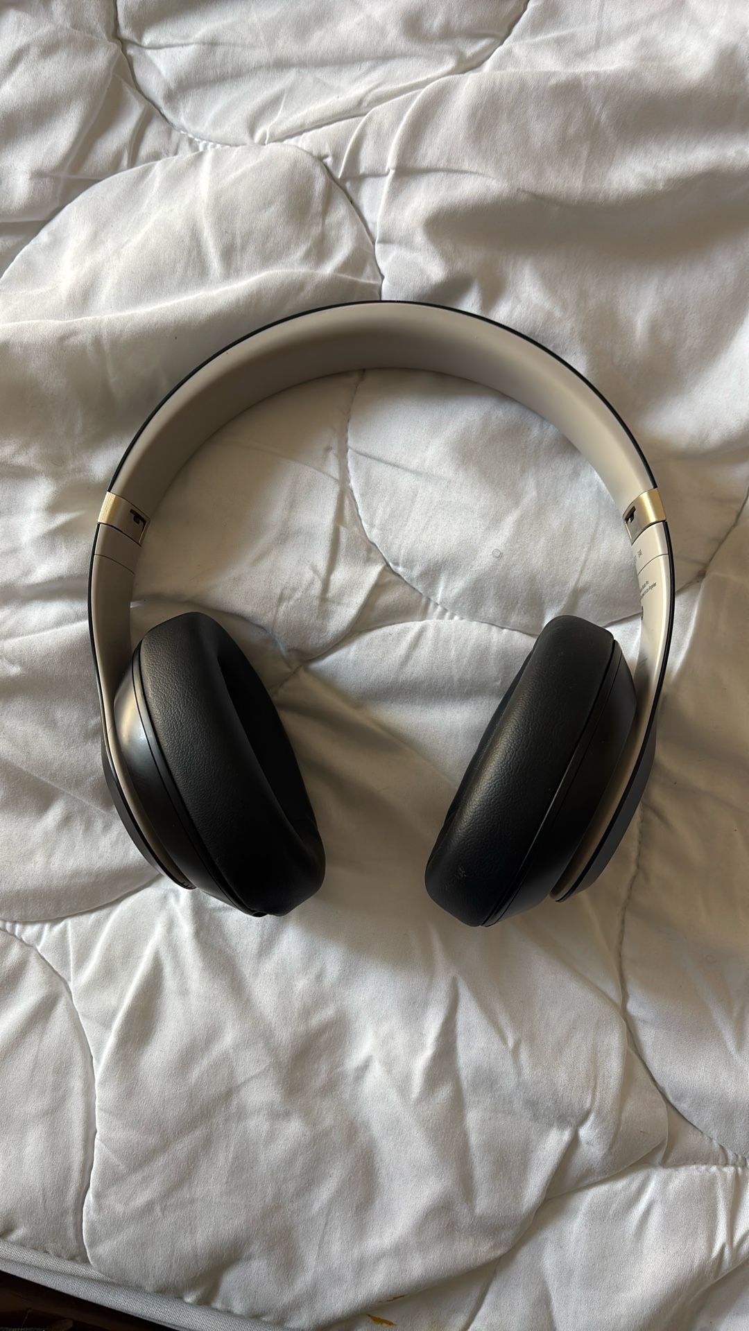 Beats solo 4 with box