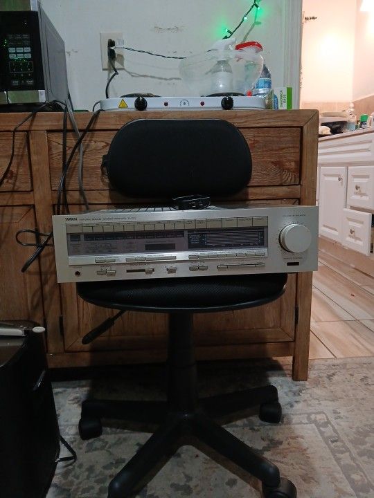 1983 Yamaha R-100 Stereo Receiver 