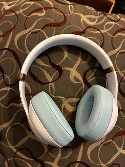 Studio 3 beats light blue and white