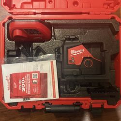 Milwaukee Laser Green 250 ft. 3-Plane Laser Level with One 4.0 Ah Battery, Charger and Case 