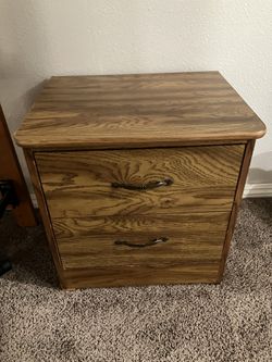 Classic Oak Nightstand (2 drawers, curved handles)