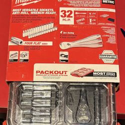 Milwaukee 3/8 In Ratchet and socket set 32 Piece