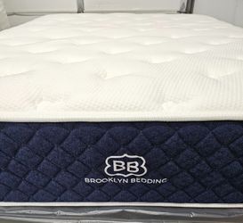 LIKE NEW! Luxury Signature Hybrid Queen Mattress - Delivery Available!