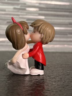 One Pair Romantic Kissing Couple Statue Cake Decor Lovely Lovers Figure Valentine's Day Showpiece for Desktop Ornament Creative Couple Figure
