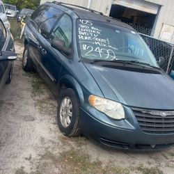 05 Chrysler Town N Country 