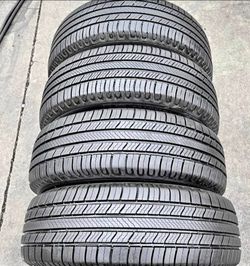 225 60 18 Michelin tires Con 80% de Vida Las 4