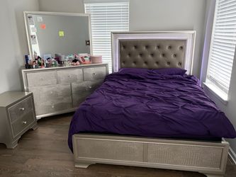 Queen Glam Bedroom set