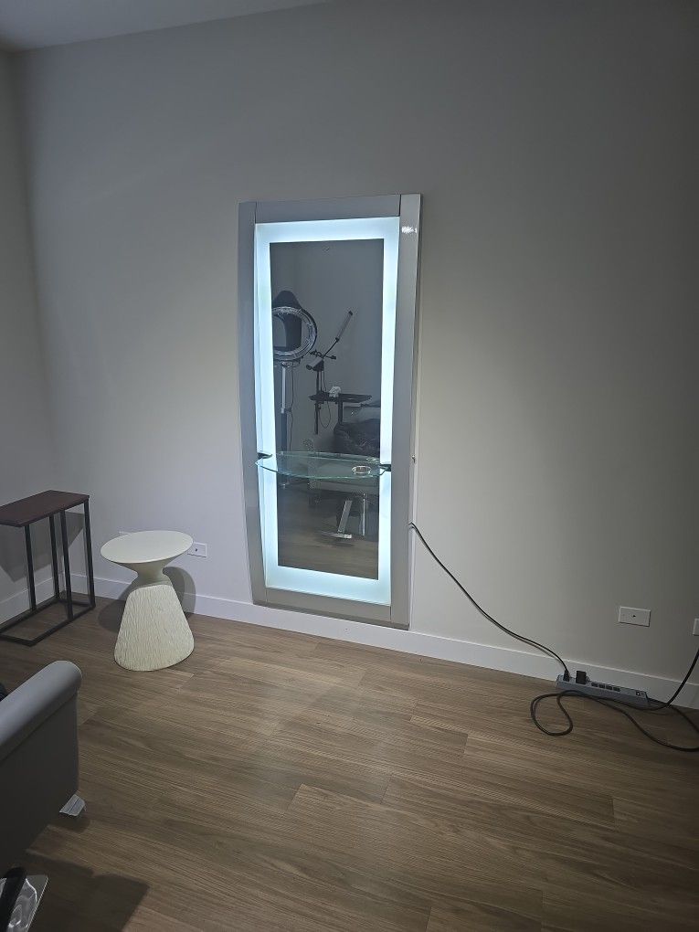 Salon Mount Mirror