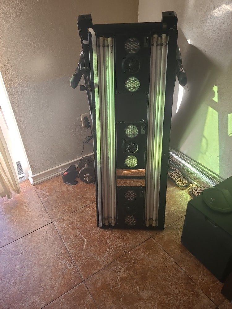 Radio  Gen 4 Lighring With T5  Aquarian  Reef  Tank Lighting.