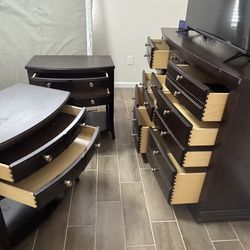Broyhill set Dressed, and two nightstand. Perfect condition