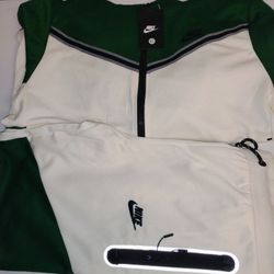 Men's Nike sweatsuits polo and Nike hmu💯🔥💪
Sizes medium-2xl $70 each hmu 💥