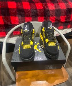 Air Jordan retro 4s Thunders