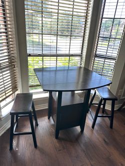 Drop leaf pub table with stools