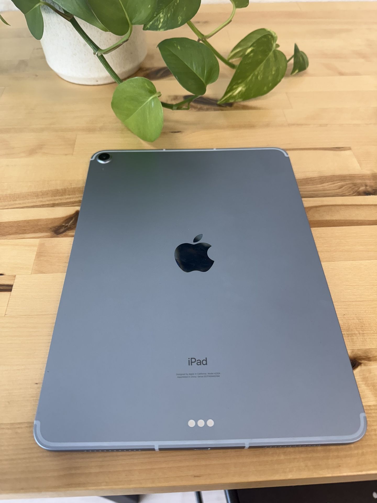 Like New Unlocked iPad Air 11-inch 4th Generation 256GB Blue Wifi + cellular.