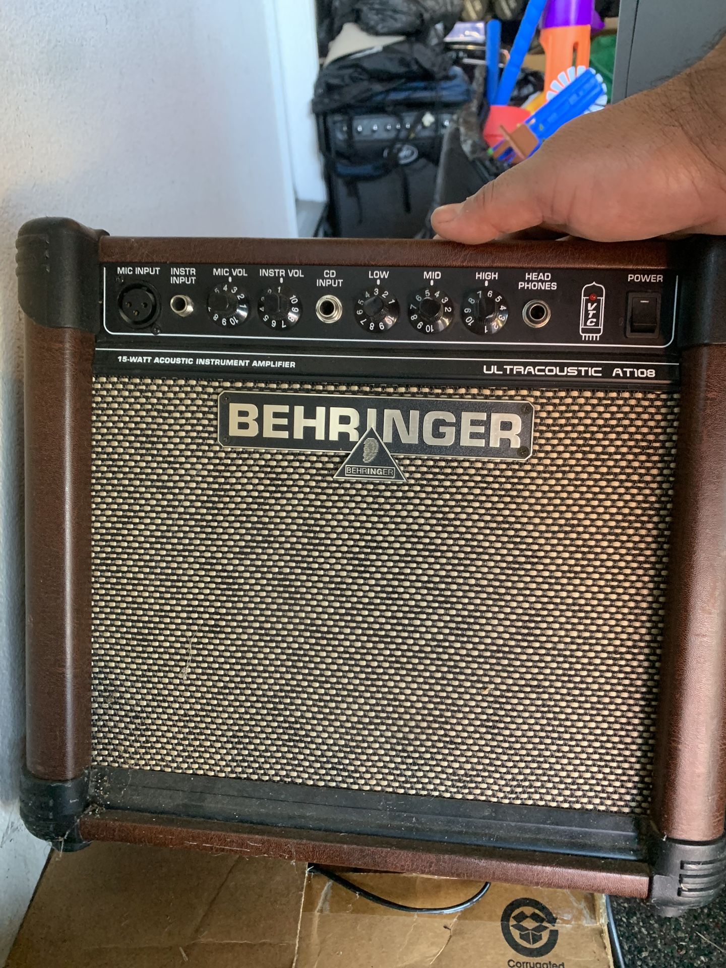 Behrninger 15-w Acoustic Amp