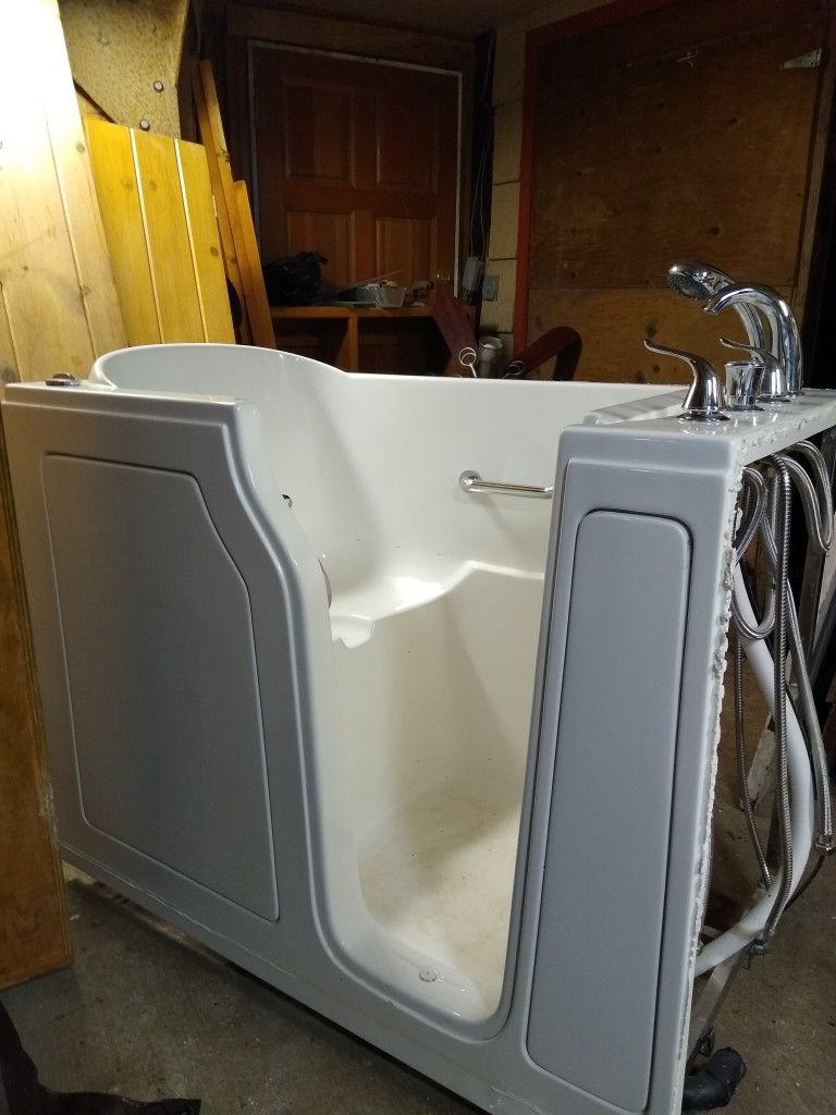 Walk-in Bath Tub/Spa