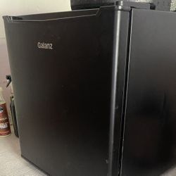 Mini fridge 
