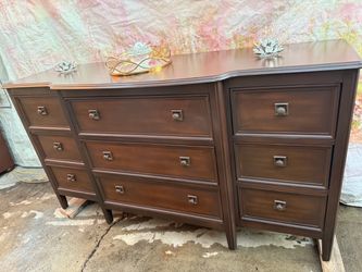 Wooden dresser set are three big pieces solid heavy wood color brown!🌺