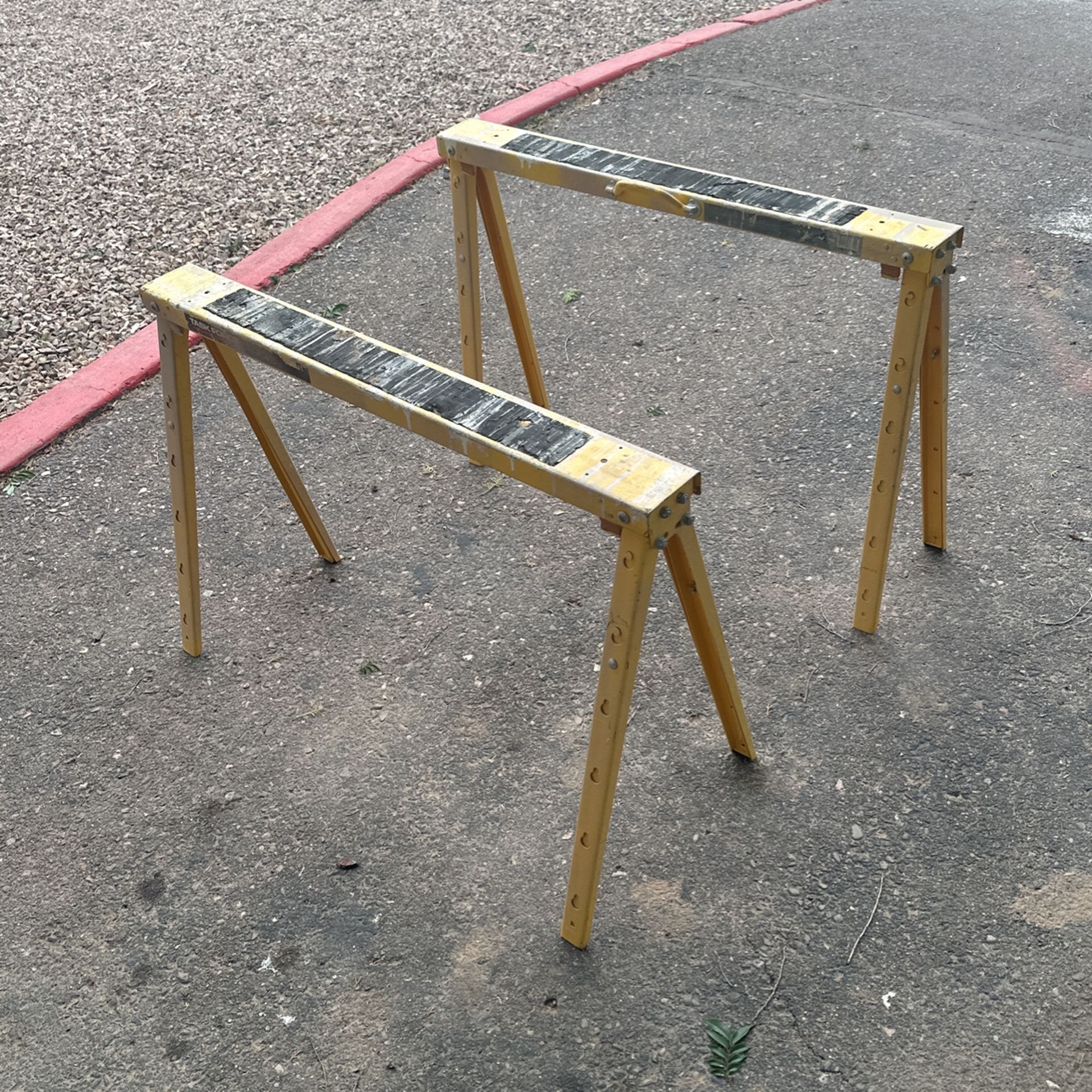 Task Force Portable Saw Horses w/rubberized, slide resistant contact areas