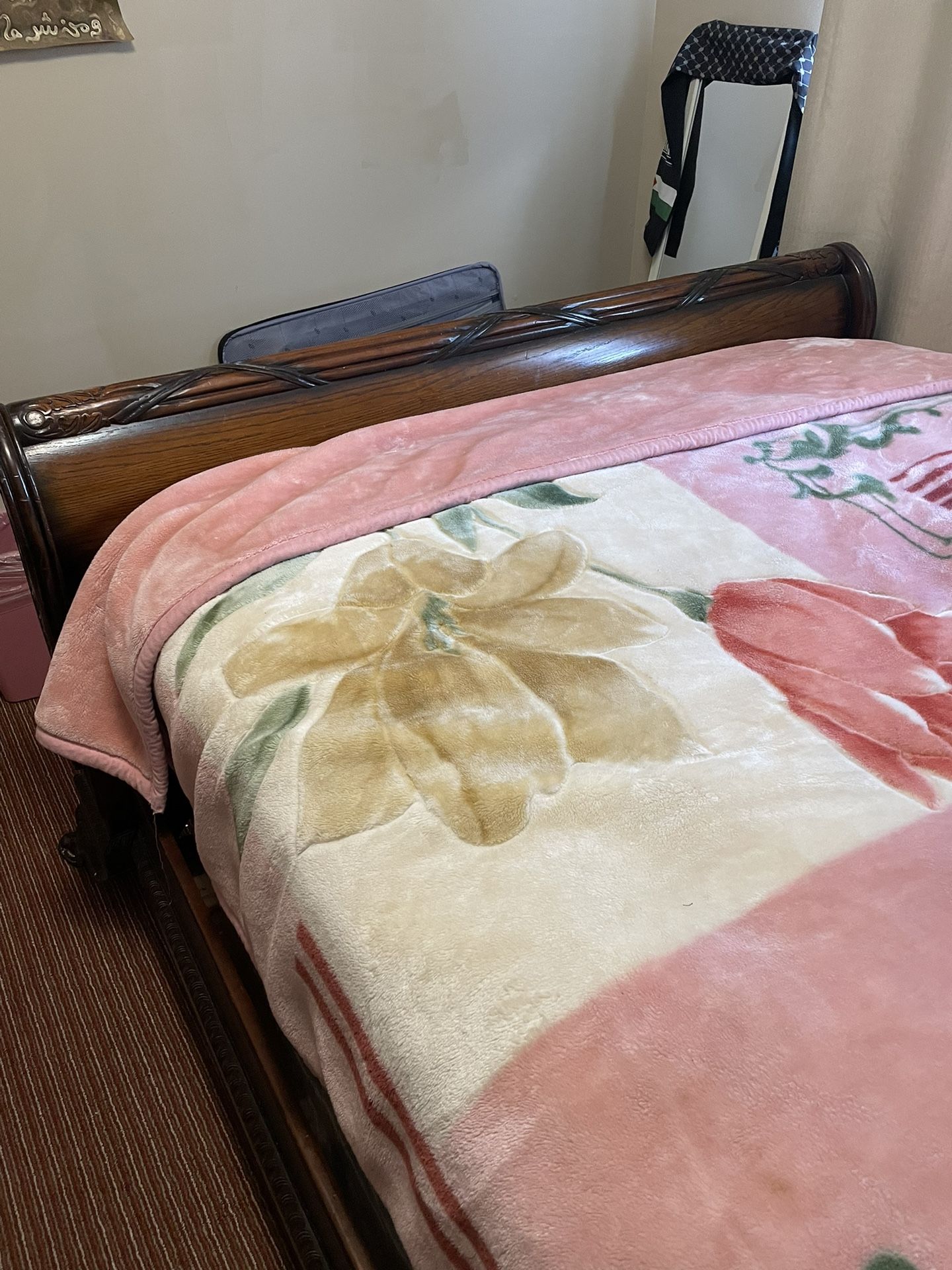 Queen Size Sleigh Bed for Sale in Parma, OH OfferUp