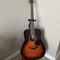 Guitar acoustic Yamaha FG 830 sunburst color , case, capo, stand