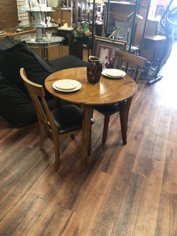 Wood kitchen table and chairs (excellent condition)