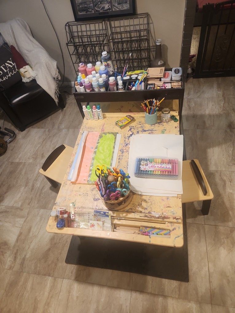 Little Kids Art Desk With 2 Charis