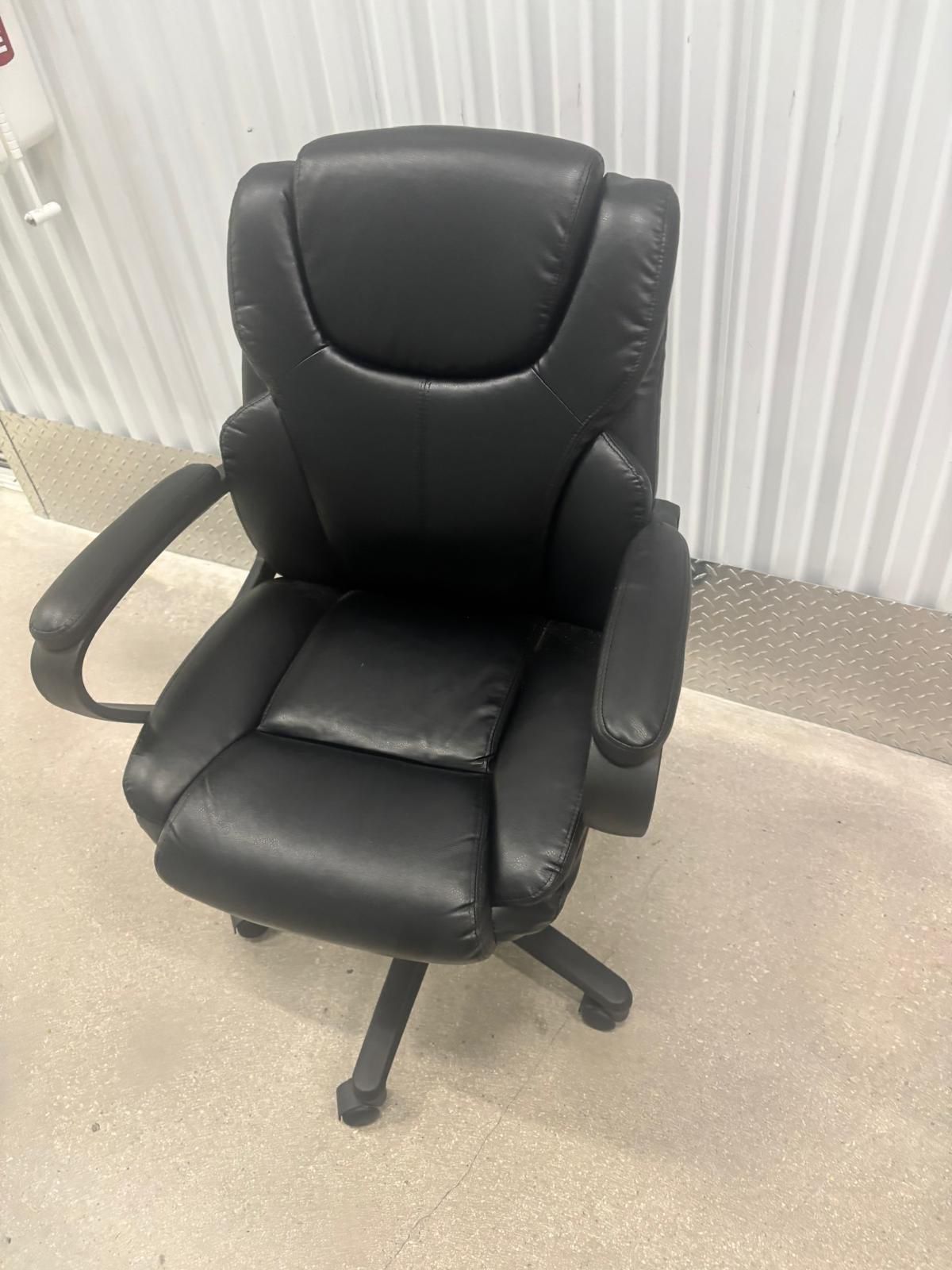 Super plush desk office chair, black, lean backs, goes up and down.. on wheels $50