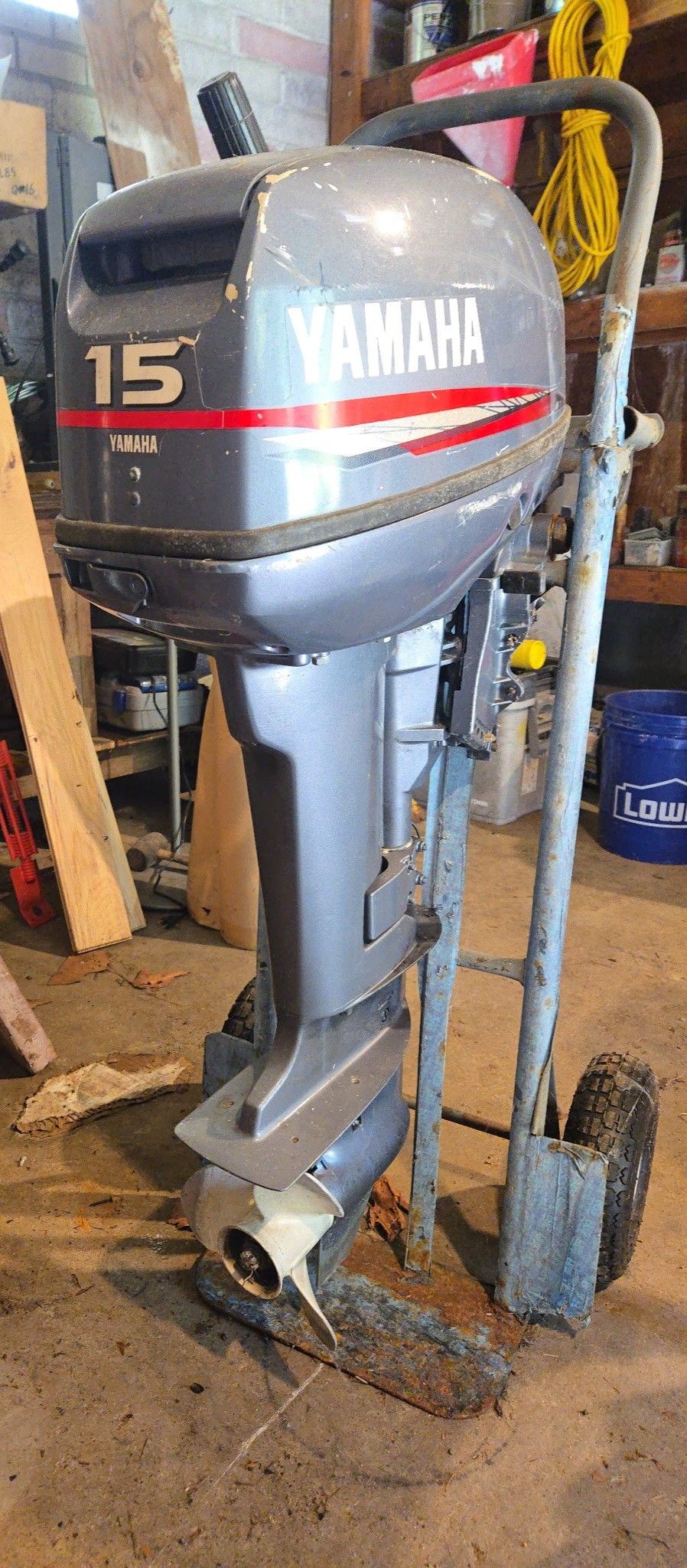 2000 Yamaha 2 Stroke Outboard Motor/Plus 2 Gas Cans