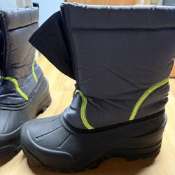 Kids Snow Boots Like New Size 7Y