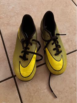 Kids soccer shoes nike