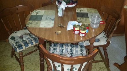 Round Table / 4 chairs