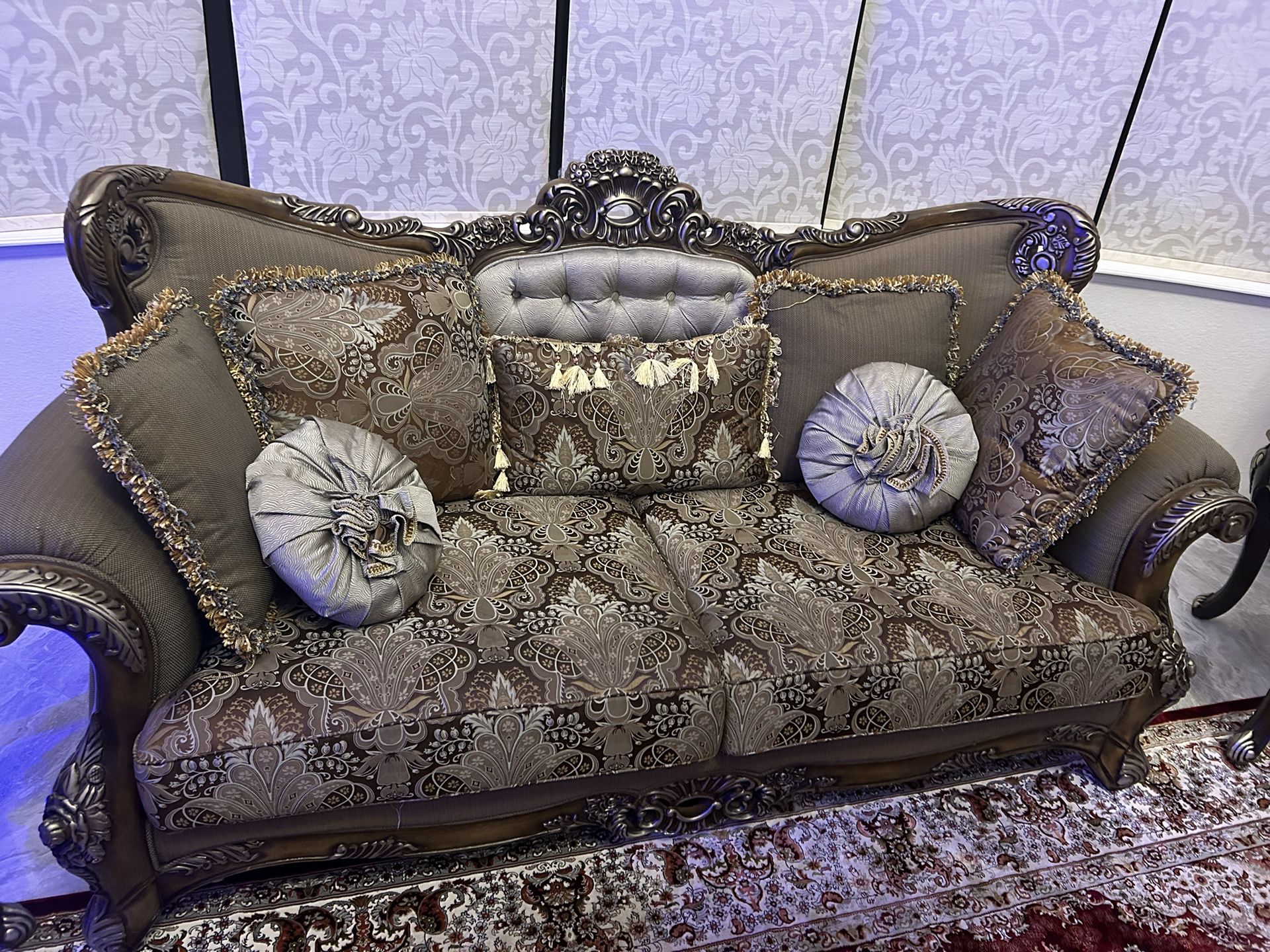 Traditional Style Sofa Set