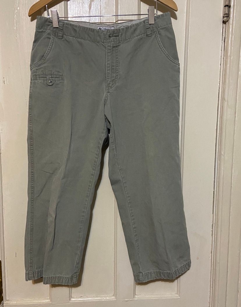 Columbia women’s khaki Capri pants 10