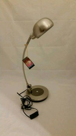 Telescoping swivel desk lamp