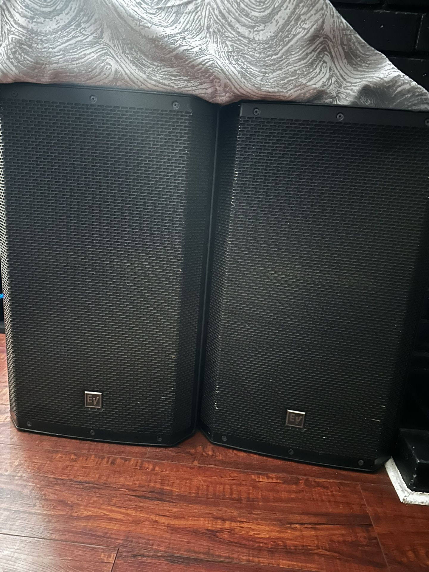 DJ SPEAKERS 15” EV PAIR 