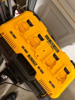 Dewalt 4 Port Fast Charger