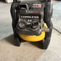 DeWalt cordless 135 psi 2.5 gallon compressor
