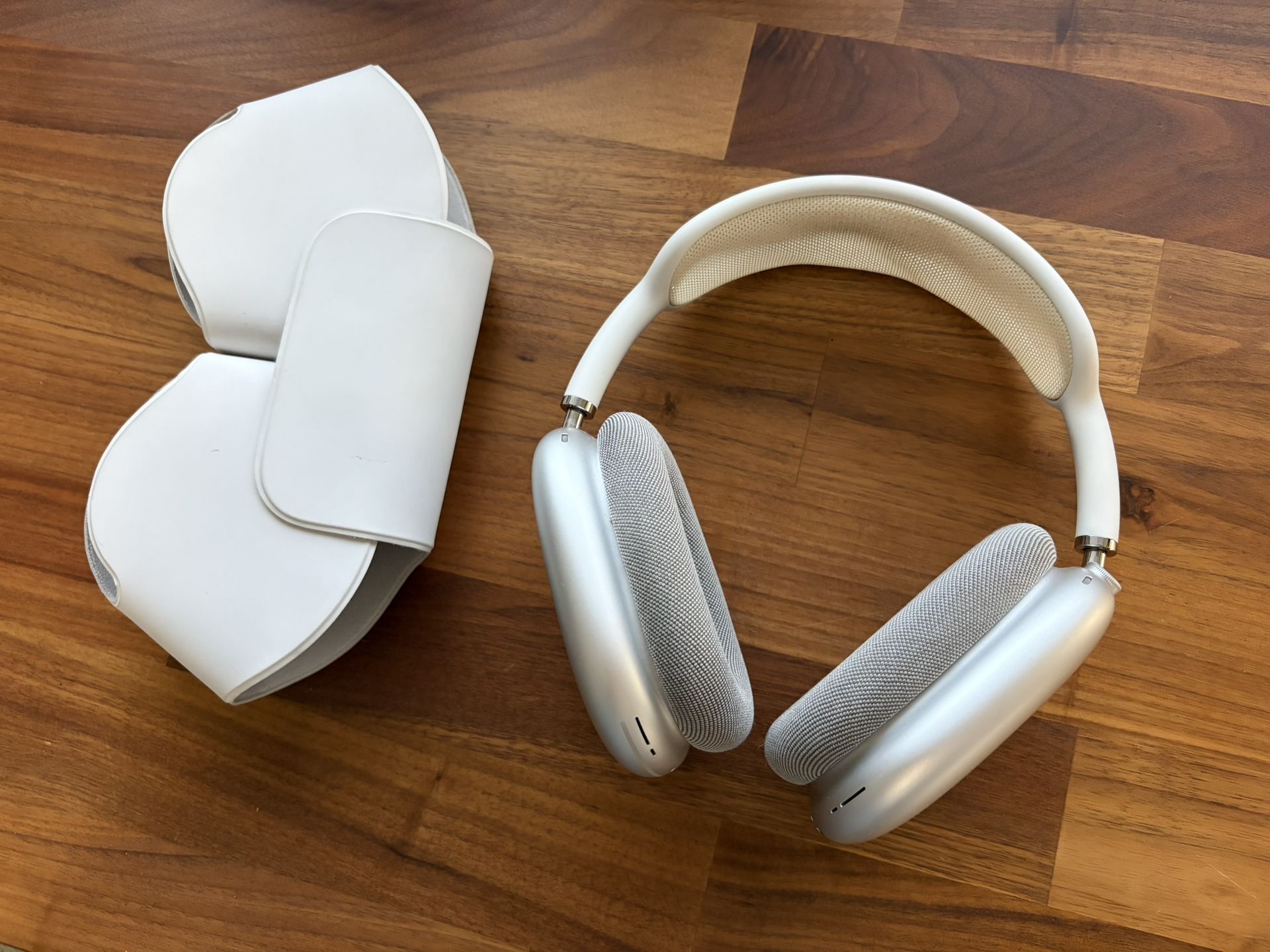 Apple AirPods Max Headphones Wireless Bluetooth Noise Canceling Silver