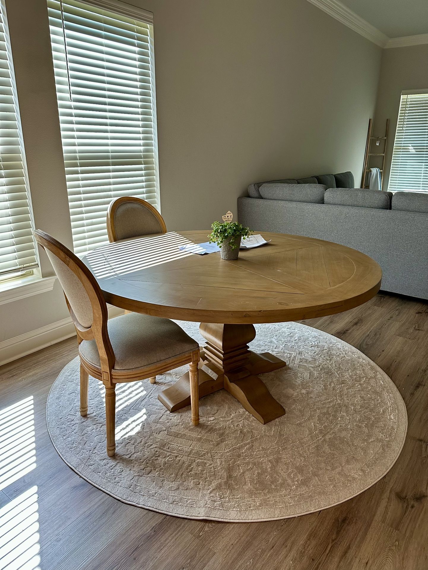 Farmhouse Pedestal 60” Round Dining Table with Curved Legs And Solid Wood Pedestal