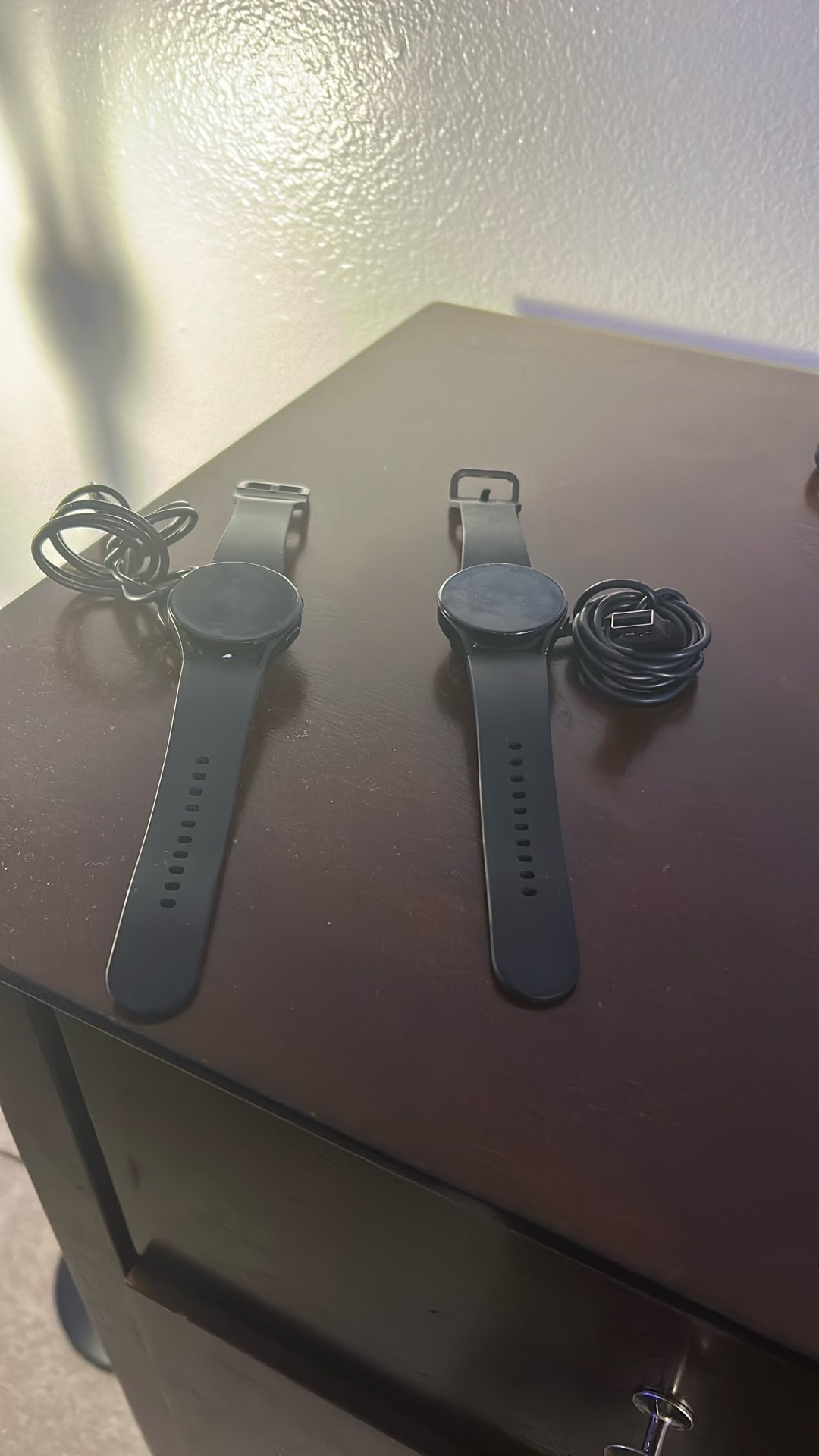 2 Samsung Galaxy  Watch Gen 4 With Chargers