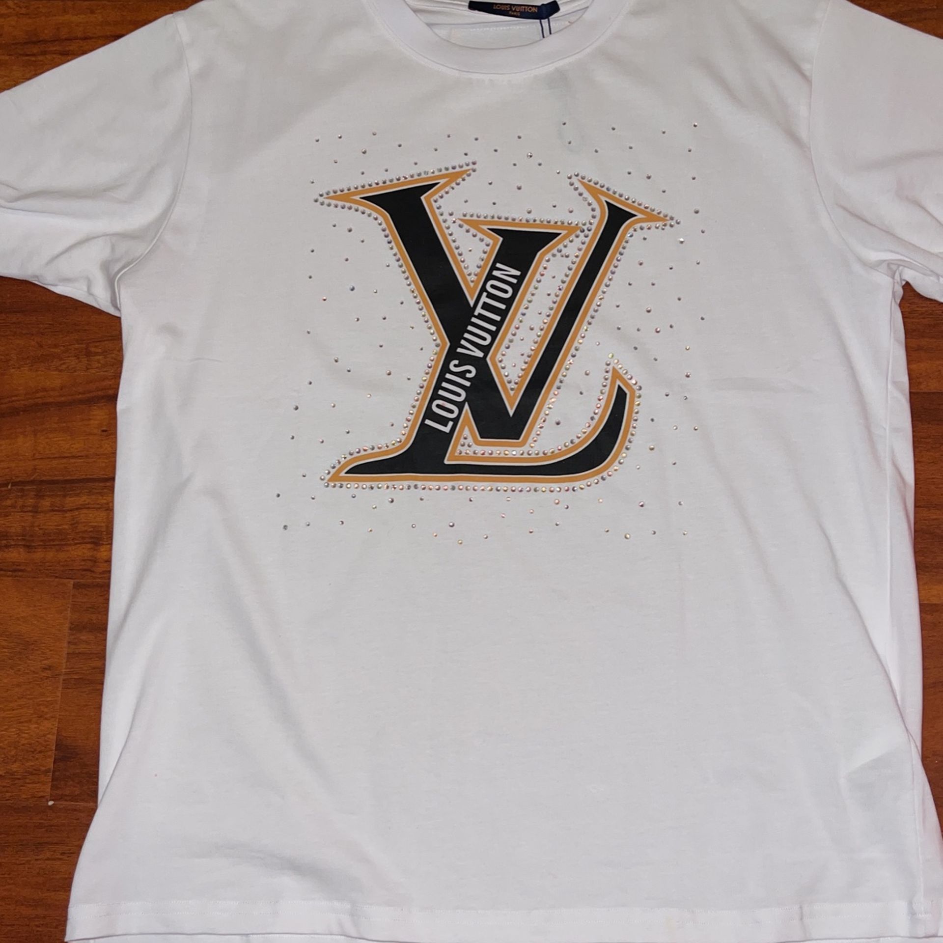 LV louis vuitton t shirt size M for Sale in Riley, OR - OfferUp