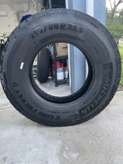 275/80R22.5 Michelin Tire