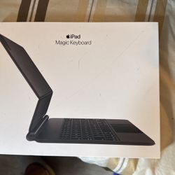 Ipad Magic Keyboard never used perfect condition 