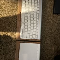 Apple keyboard and pad with holder