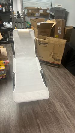 Foldable lounge chair