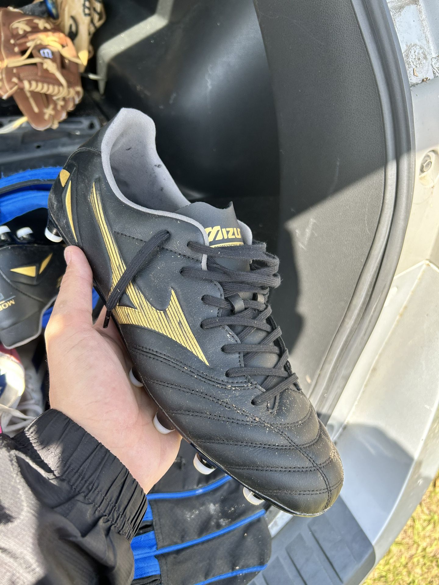 Mixuno soccer cleats size 11
